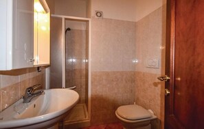 A bathroom with a sink, toilet, and shower. - Il Giglio (Castelsardo)