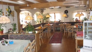 Bao gồm bữa sáng buffet hàng ngày