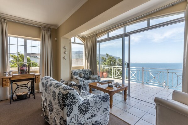 TV, fireplace, books - Fish Hoek Echo Bay (Fish Hoek)