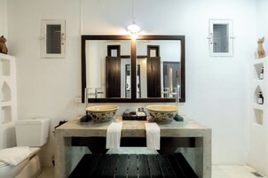 Secador de cabelo, toalhas de banho, sabonete, shampoo
