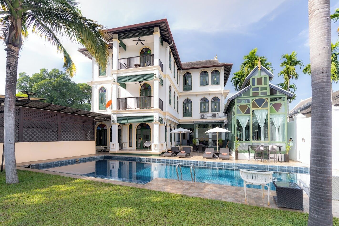 Utendørsbasseng og solsenger