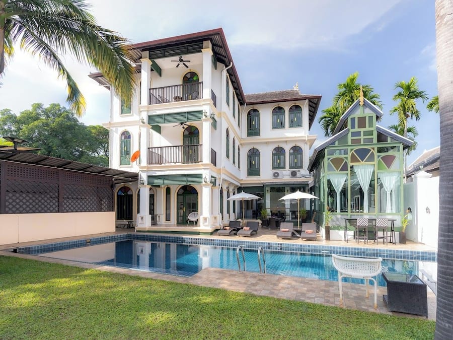 Utomhuspool och solstolar