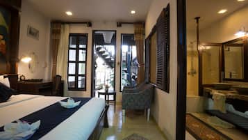 Deluxe Double Room | Bathroom | Hydromassage showerhead, hair dryer, towels, soap