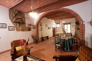 别墅, 多间卧室 | 起居区 | 平板电视、乒乓球