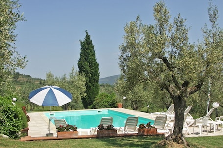 Una piscina al aire libre de temporada
