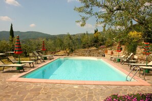 Una piscina al aire libre de temporada
