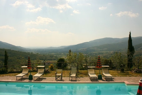 Una piscina al aire libre de temporada