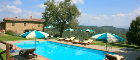 Een seizoensgebonden buitenzwembad