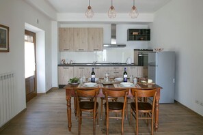 Villa, 3 chambres | Cuisine privée | Réfrigérateur, micro-ondes, four, plaque de cuisson