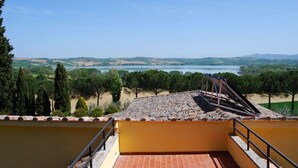 A terrace with a view of a lake and hills. - Poggio Falcone (Castiglione del Lago)