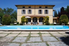 A two-story building with a swimming pool in front. - Poggio Falcone (Castiglione del Lago)