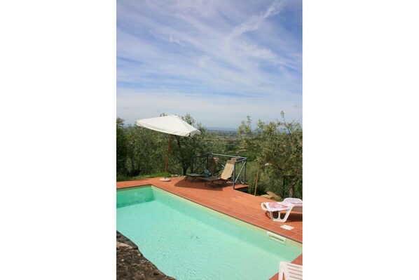 Een seizoensgebonden buitenzwembad