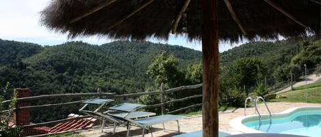 Een seizoensgebonden buitenzwembad