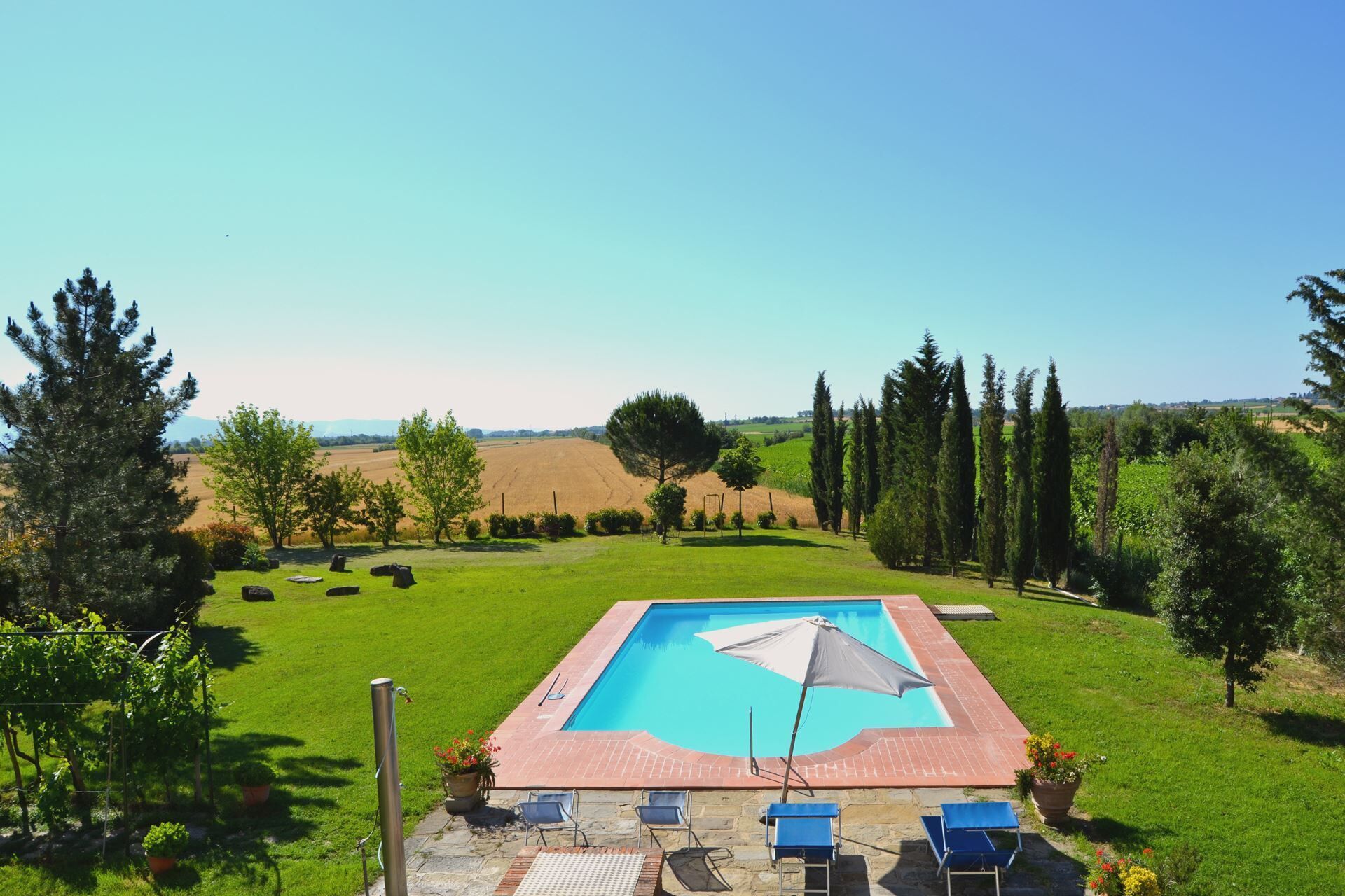 Een seizoensgebonden buitenzwembad