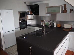 Fridge, microwave, oven, stovetop - Beautiful apartment with sea view (Cavalaire-sur-Mer)