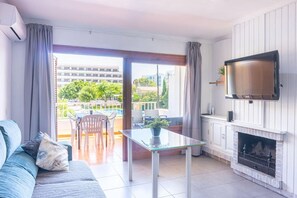 Télévision, cheminée