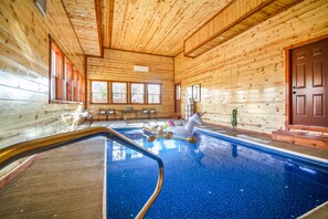 Innendørsbasseng og et oppvarmet basseng