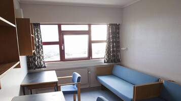 Hypoallergeen beddengoed, een bureau, een laptopwerkplek, babybedden