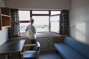 Peralatan tempat tidur hipoalergenik, meja, ruang kerja komputer riba