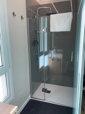 Room Five Double Standard 2 beds | Bathroom | Free toiletries, hair dryer, heated floors, towels - Casa Acougo, Sarria (Sarria)