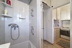 Studio Suite | Bathroom | Shower, hair dryer, towels, soap - Apartment Maria Zagorka (Zagreb)