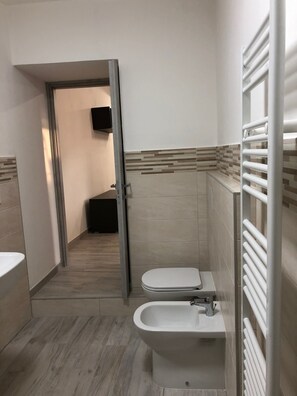 Doccia, asciugacapelli, bidet, asciugamani