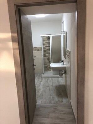 Shower, hair dryer, bidet, towels - In the typical Ligurian village of Costarainera, a stone's throw from the sea and from the cycle path (Costarainera)