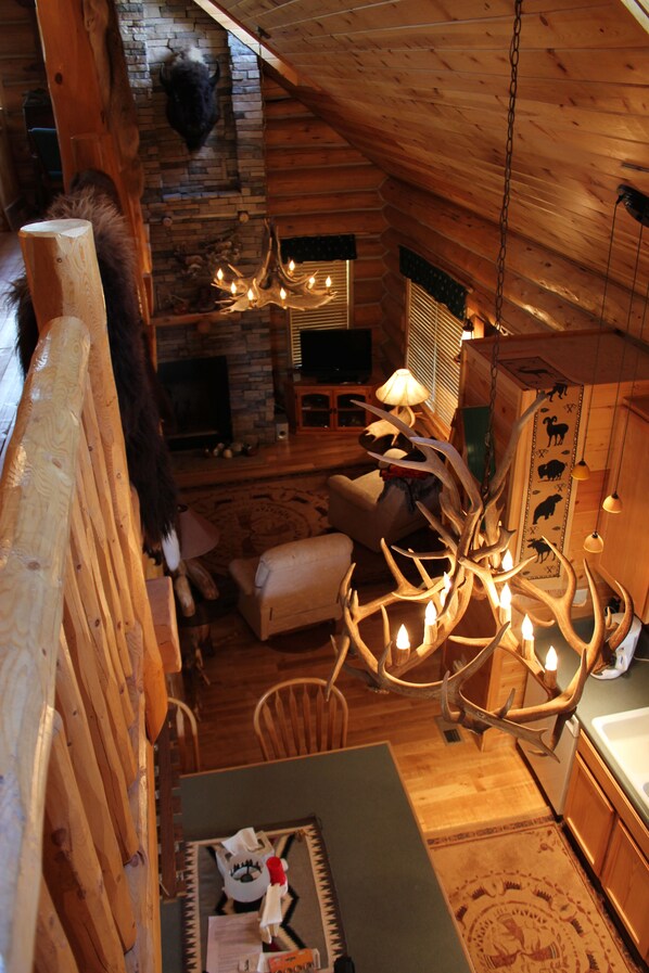 Smart TV, caminetto, lettore DVD, libri