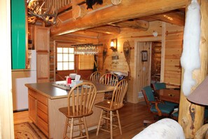 Dining - Aspen Sunset Log Cabin - surrounded by aspen trees & gorgeous views (Jefferson)