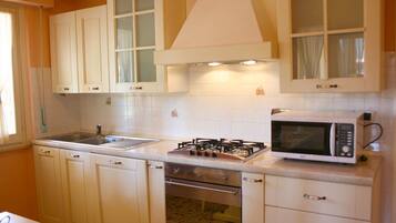 Vila Tradisional, 6 kamar tidur, kolam renang pribadi, pemandangan kebun | Dapur pribadi | Lemari es besar, microwave, oven, dan kompor