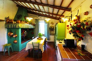 Traditional Villa, 2 Bedrooms, Private Pool, Garden View | In-room dining - Villa Gioiosa (Monte San Savino)