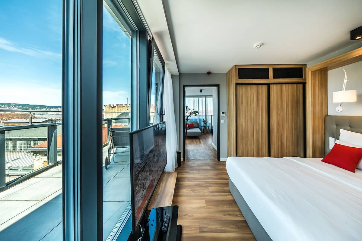 Corner Suite with Terrace and Jacuzzi | 高級寢具、舒適加層、客房內保險箱、書桌
