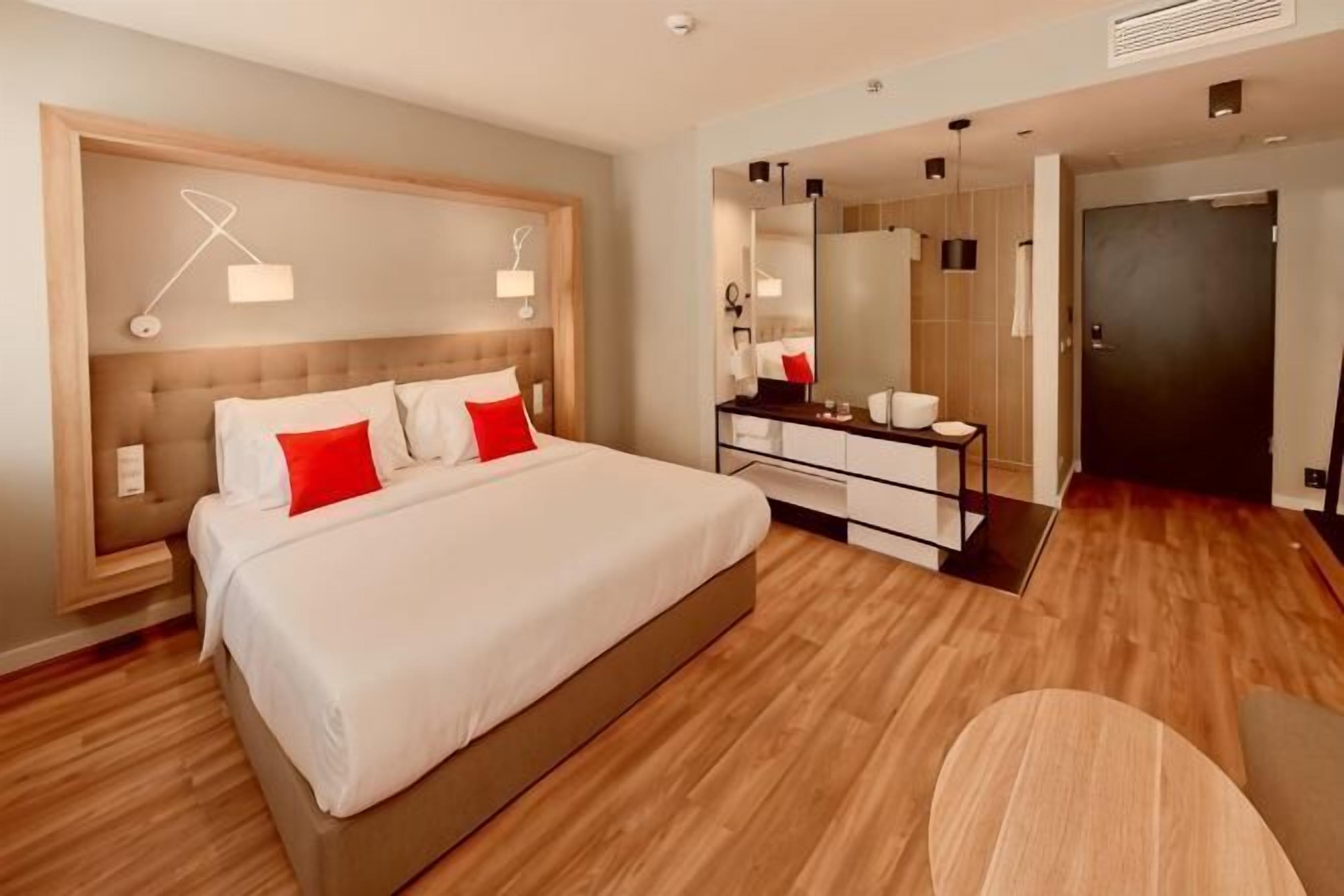 Premium bedding, pillowtop beds, in-room safe, desk