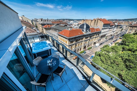 Corner Suite with Terrace and Jacuzzi | Terrace/patio