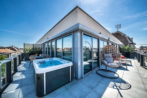 Corner Suite with Terrace and Jacuzzi | Βεράντα/αίθριο