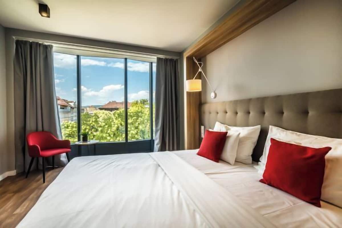 Premium bedding, pillowtop beds, in-room safe, desk
