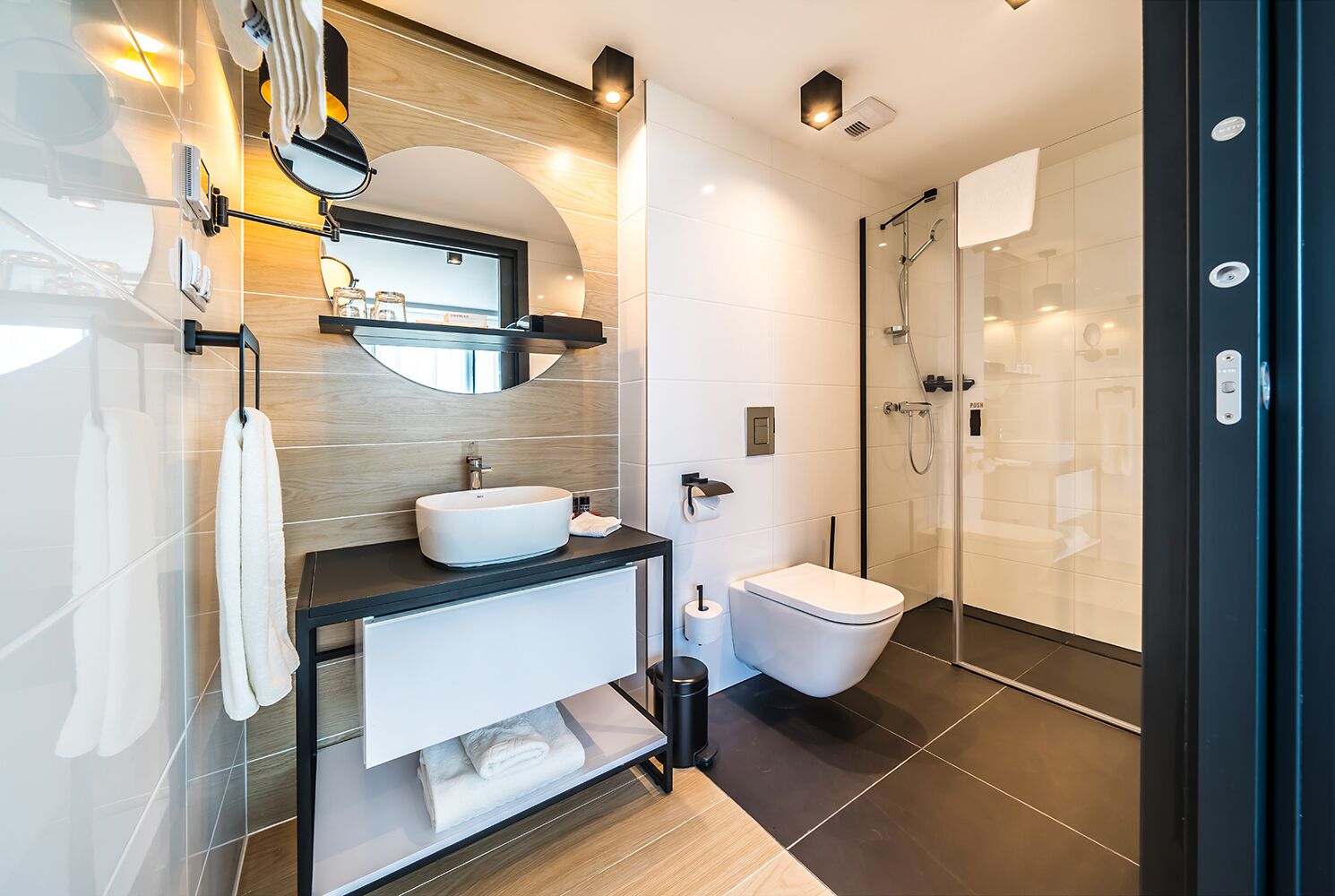 corner suite with terrace and jacuzzi | bathroom | free toiletries, hair dryer, slippers, towels