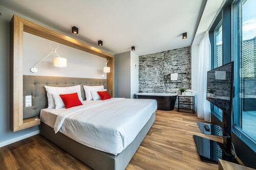 Corner Suite with Terrace and Jacuzzi | Premium bedding, pillow-top beds, in-room safe, desk