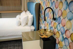 Individually decorated, individually furnished, desk, laptop workspace - Hotel Kunst (Krsko)