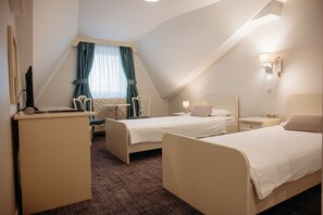 ห้องสแตนดาร์ดดับเบิลหรือทวิน | โต๊ะทำงาน, เปล/เตียงเด็กอ่อน, Wi-Fi ฟรี, ผ้าปูที่นอน