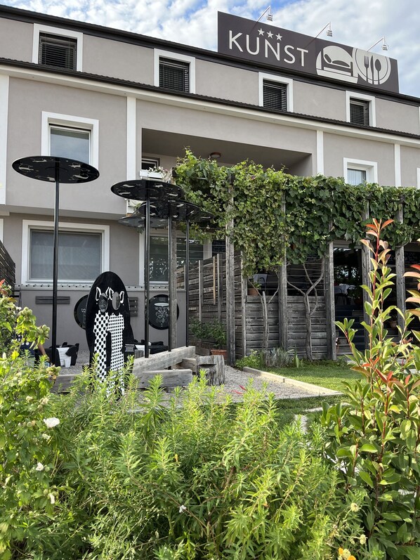 ด้านหน้าที่พัก