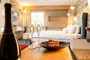 高級客房, 1 張特大雙人床 | 書桌、搖籃/嬰兒床、免費無線上網、床單