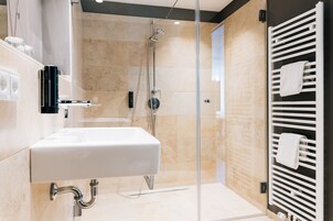 Ducha, secador de pelo y toallas
