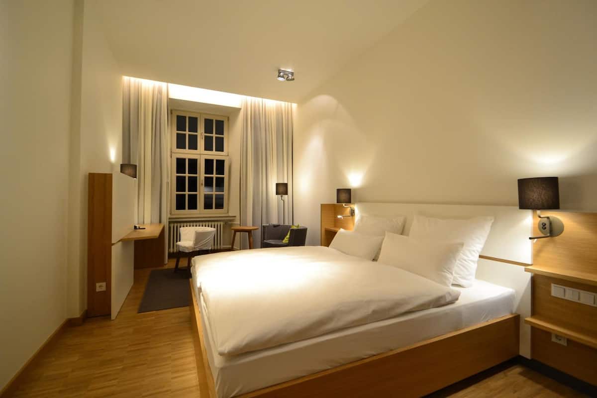 1 bedroom, in-room safe, desk, blackout curtains