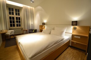 Zimmersafe, Schreibtisch, Verdunkelungsvorhänge, kostenloses WLAN