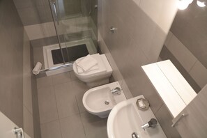 Shower, hair dryer, towels, soap - Casa Rinuccia, Modern apartment with car parking at few meters from the beach (Cefalù)