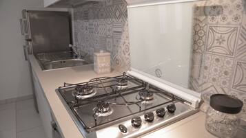 KĂŒhlschrank, Ofen, Herdplatte, Wasserkocher