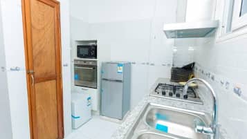 Frigorífico, microondas, horno y placa de cocina