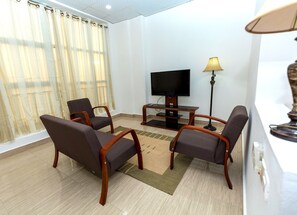 Classic Apartment | Ruang tamu | 40 inci televisyen dengan digital 