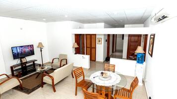 Apartamento clásico | Sala de estar | Televisión de 40 pulgadas con canales digitales
